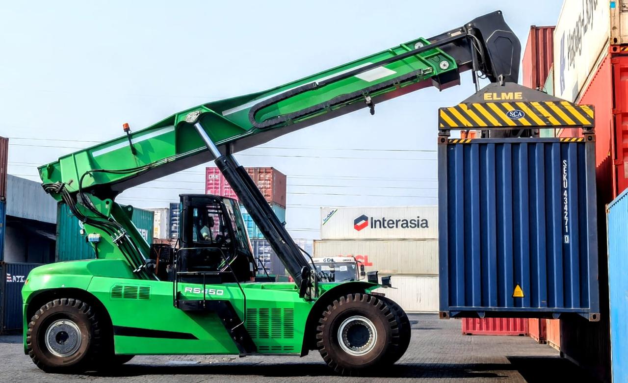 Electric ReachStacker View 4